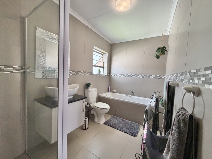 3 Bedroom Property for Sale in Jeffreys Bay Central Eastern Cape
